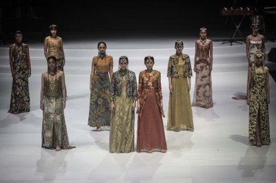 Model memperagakan busana rancangan desainer Ika Butoni dalam Indonesia Fashion Week (IFW) 2023 di JCC Senayan, Jakarta, Rabu (22/2/2023).