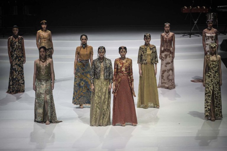 Model memperagakan busana rancangan desainer Ika Butoni dalam Indonesia Fashion Week (IFW) 2023 di JCC Senayan, Jakarta, Rabu (22/2/2023).